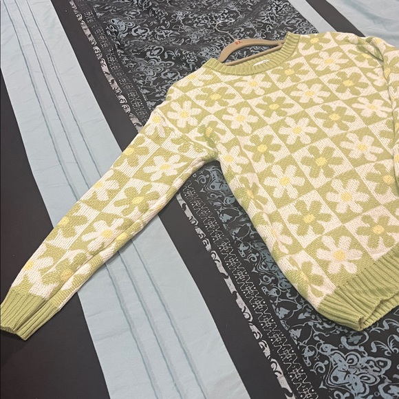 Rue21 Green and Cream Floral Sweater, excellent choice and condition, size XS - Picture 5 of 8